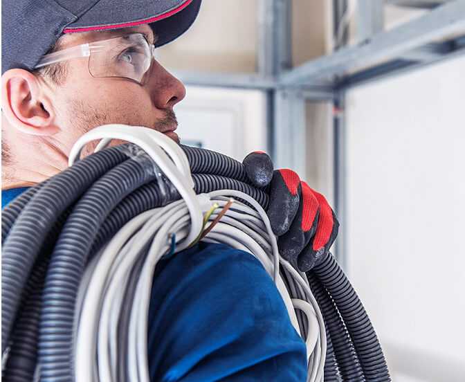 Elettricista iTech al lavoro con i cavi