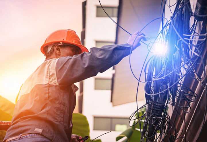 Elettricista al lavoro su un impianto elettrico